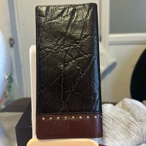 Beautiful bifold Gianni Versace pre-loved crocodile embossed